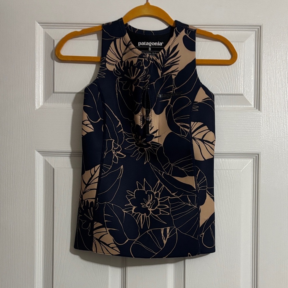 Patagonia Women's Blue and Tan Floral Rash Guard